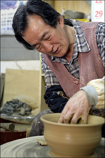 평생 토기를 만들면서 살았기에 토기의 진가를 몰라주는 것이 안타깝다는 배용석 명장, 그가 돌리는 물레는 60년이 된 것이라고 한다. 자동 물레가 많이 나와있지만 이 물레만큼 편한 것이 없다고 한다. 